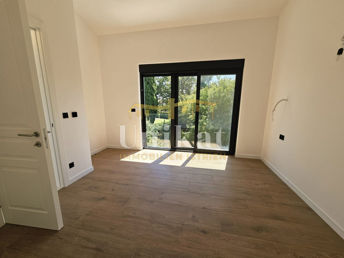 Moderna nuova costruzione con piscina vicino a Poreč